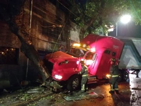 Chilango Tr Iler Se Impacta Contra Un Rbol En Circuito Interior