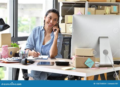 Joven Empresaria Asi Tica Empresaria Que Trabaja Con Computadoras En