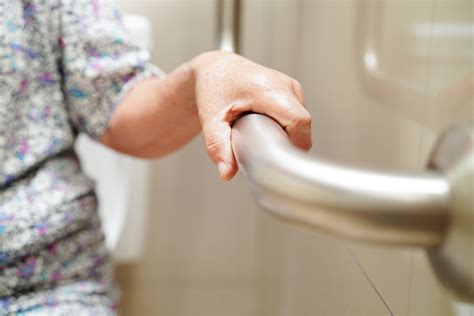 How Bathtub Shower Grab Bars Enhance Senior Safety