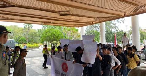 Puluhan Mahasiswa Demo Kantor Gubernur Aceh Tuntut Pengesahan Apba