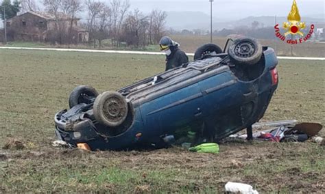 Appignano L Auto Esce Di Strada E Si Ribalta Mamma E Figlio Al Pronto