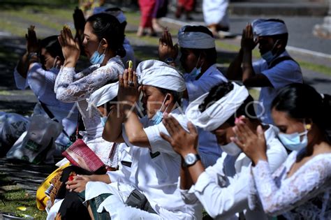 SEMBAHYANG HARI PAGERWESI DI BALI ANTARA Foto