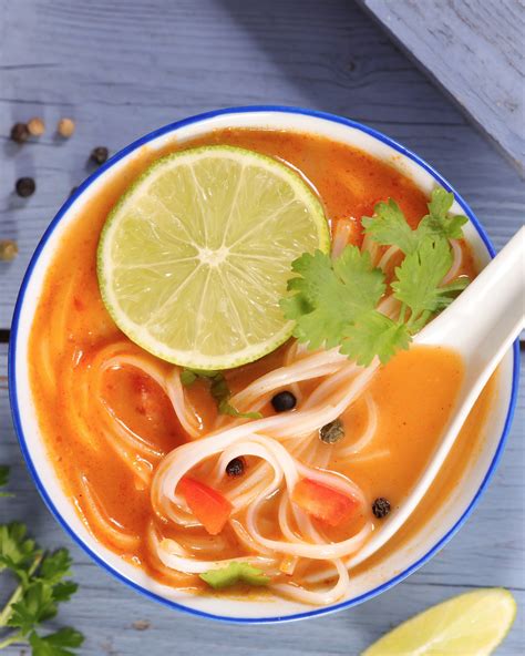 Recette de soupe thaï au curry rouge et lait de coco Marie Claire