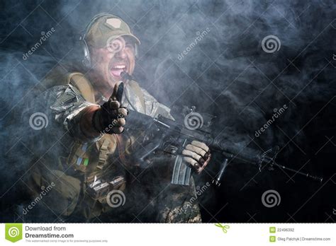 Un Soldado En El Humo Despu S De La Explosi N Foto De Archivo Imagen