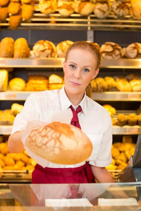 Panadero De Sexo Femenino En Su Panadería Con El Baguette Imagen De