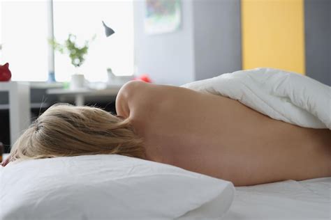 Mujer Desnuda Durmiendo En La Cama Vista Trasera Foto Premium