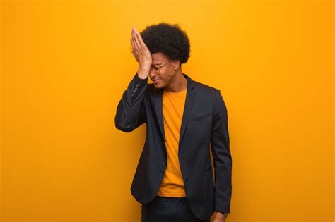 Joven Empresario Afroamericano Sobre Una Pared Naranja Olvidadizo