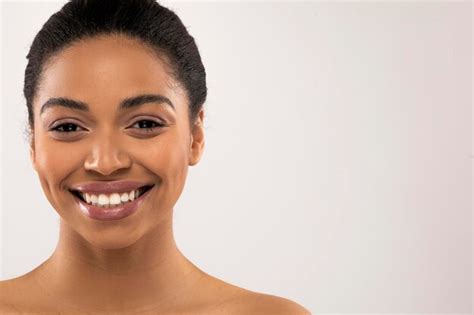 Premium Photo Closeup Of Cheerful Young Black Lady Smiling At Camera
