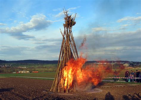 Wiesbadenaktuell Osterfeuer Auf Dem Scholzenhof