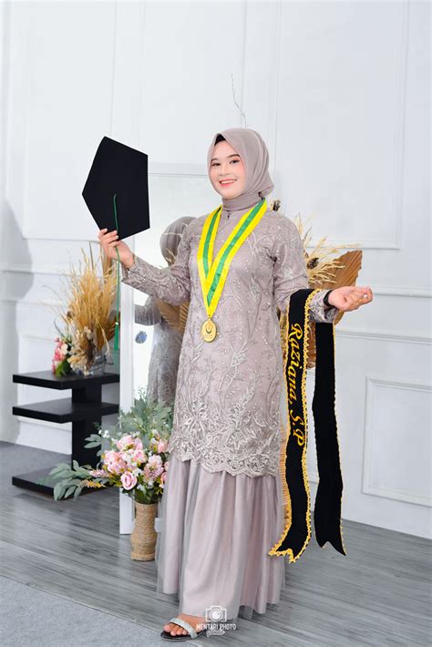 Wisuda Raziana Mentari Photo Studio