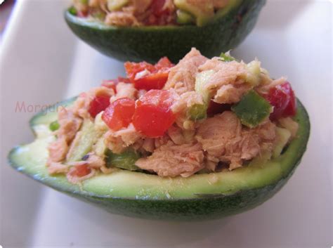 Aguacates rellenos de atún tomate y pimientos