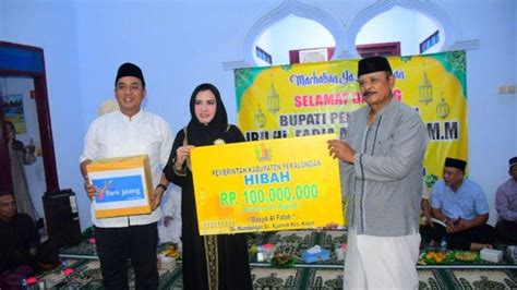 Safari Ramadan Bupati Pekalongan Fadia Salurkan Hibah Untuk Masjid Al