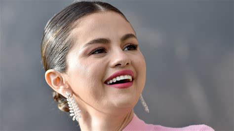 Selena Gomez Has Already Declared Olive Falls Biggest Nail Color Trend