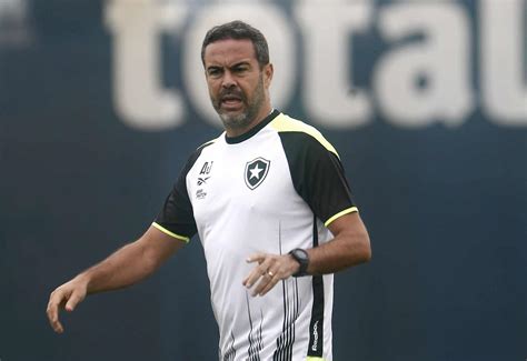 Botafogo precisa de feito inédito Artur Jorge para ter vaga