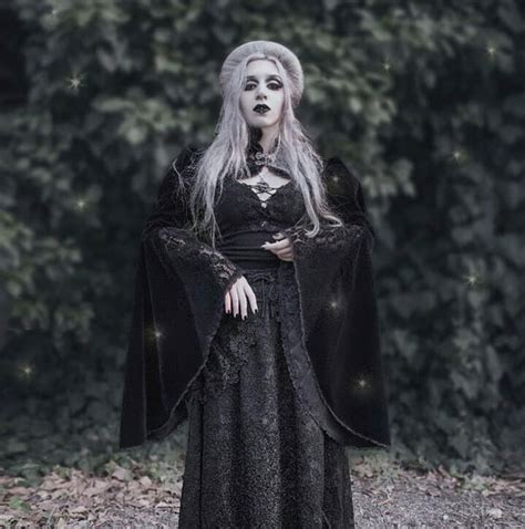 40 Tantalizing Gothic Hairstyles To Vamp Up Your Look