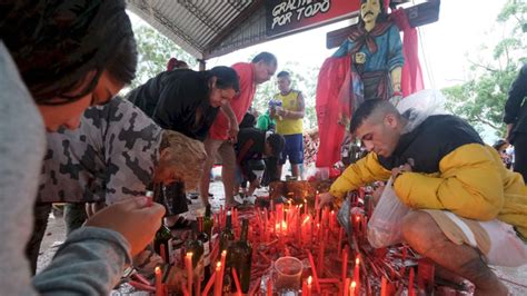 Bajo Un Diluvio Personas Pasaron Por El Santuario Del Gauchito