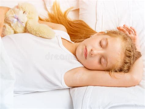 Petite Fille Dormant Dans Le Lit Blanc Image stock Image du bâti