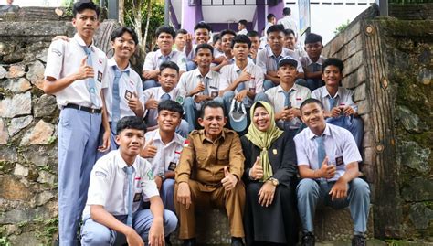 Kunjungi Sman Kijang Gubernur Ansar Motivasi Siswa Dan Resmikan