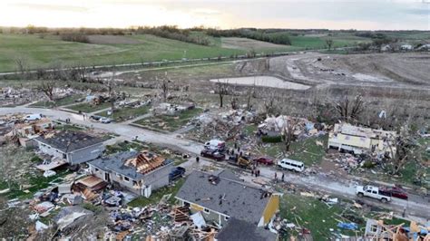 Dimpressionnantes Tornades Frappent Le Centre Des Etats Unis L