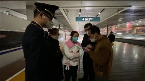 十岁小女孩独自乘车下错站 长沙南站工作人员暖心帮助联系家人凤凰网湖南凤凰网