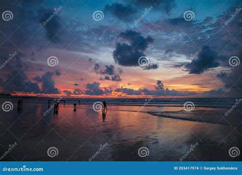 Gran Puesta De Sol En La Playa De Bali Foto De Archivo Imagen De