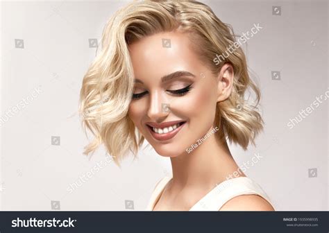 114 504 Women With Blonde Short Hair Images Stock Photos Vectors Shutterstock
