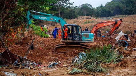 Tim Sar Kerahkan Alat Berat Untuk Cari Korban Longsor Serasan Foto