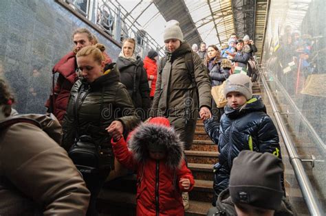 Refugiados En La Estación De Tren De Lviv Foto de archivo editorial