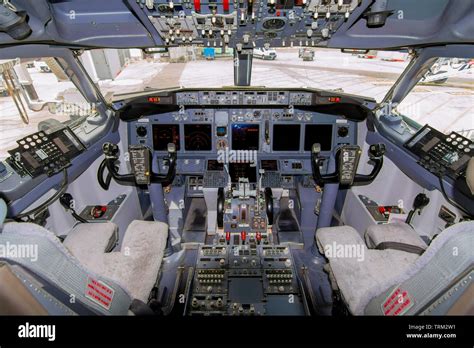 Ein Blick auf das Cockpit eines großen kommerziellen Flugzeugs ein ...