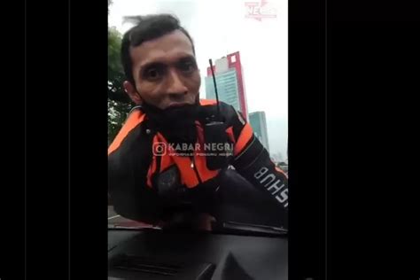 Viral Video Petugas Dishub Naik Ke Atas Kap Mesin Mobil Dalam Kondisi