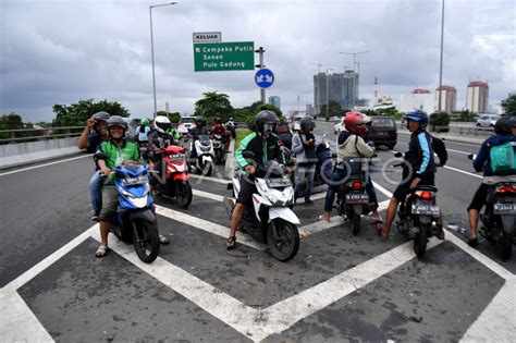 PENGENDARA SEPEDA MOTOR MASUK KE JALAN TOL ANTARA Foto