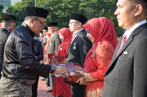 Di Upacara Penurunan Bendera Asn Pemko Medan Terima Satyalancana Karya