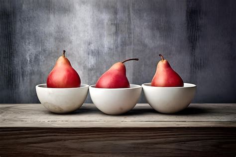 Cuatro Peras En Un Bol Sobre Una Mesa Foto Premium