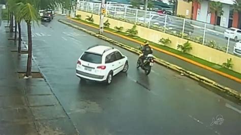 Assaltantes quase atropelam policial logo após roubar carro vídeo