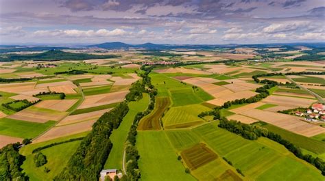 Belle vue aérienne des champs agricoles et ciel bleu avec des nuages