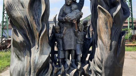 Pomnik Rzezi Wo Y Skiej Kiedy Ods Oni Cie Monumentu