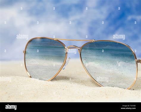 Aviator sunglasses hi-res stock photography and images - Alamy