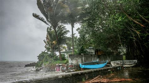 Cyclone Belal à lîle Maurice bâtiments inondés voitures emportées