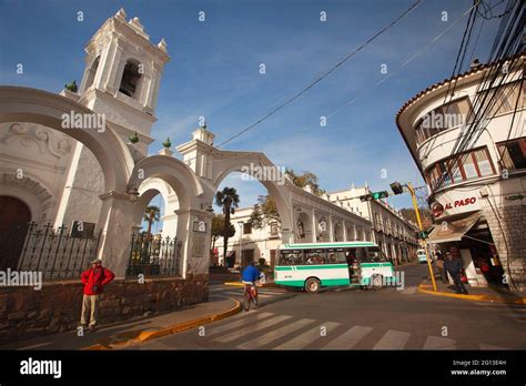 Vista a la Basílica de San Francisco y Aniesto Arce en el centro