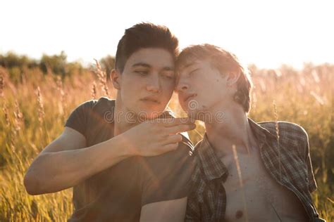 Pares Gay Que Se Besan En El Bosque Foto De Archivo Imagen De Feliz Lifestyle