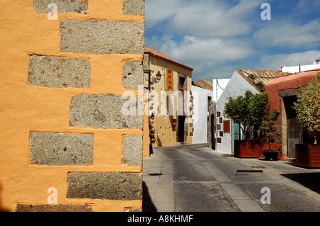 Casas de piedra de basalto pintadas en estilo típico en la ciudad de