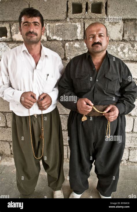 Kurdish Men In Traditional Clothing Banque De Photographies Et Dimages