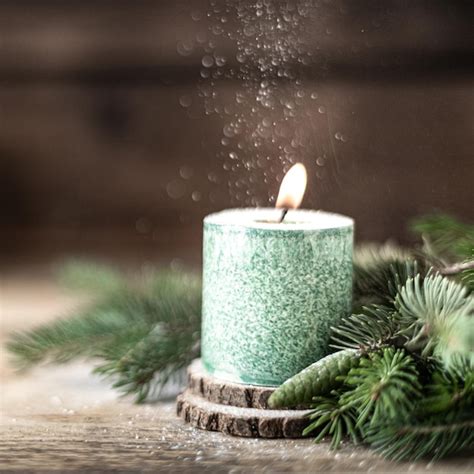 Bougie Verte De Noël Avec Des Branches De Sapin Et Des Cônes Sur Table