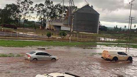 Chuva alaga rodovia e motoristas são obrigados a desviar por dentro de