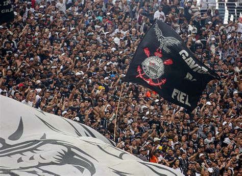 Principal organizada do Corinthians se manifesta contra Renovação e