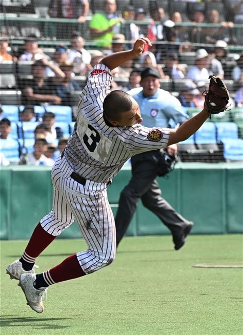 7回無死、一邪飛を好捕する鳥栖工の藤田選手（撮影・星野楽） 佐賀県勢、甲子園10年ぶり勝利 延長サヨナラの鳥栖工にスタンド大歓声 写真