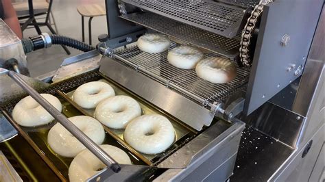 Automatic Donut Machine Like Krispy Kreme Youtube