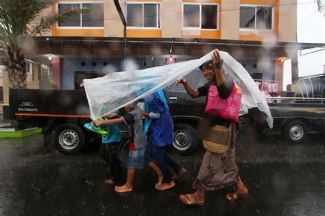 Tetapkan Status Siaga Darurat Bencana Hidrometeorologi Puncak Musim