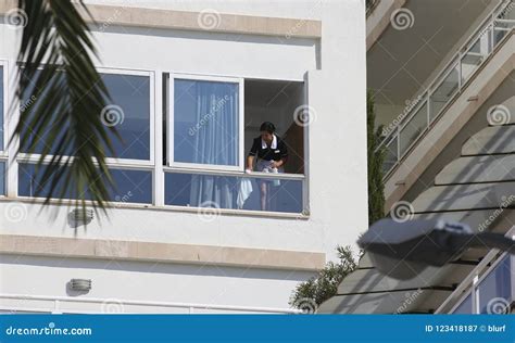 Ventana De La Limpieza De La Camarera En Una Fachada Del Hotel En El