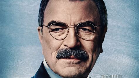 Tom Selleck Stands Alone In Blue Bloods Final Season First Look Photo